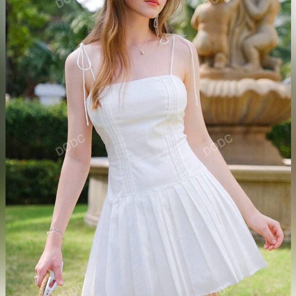 Elegant White Sleeveless Dress